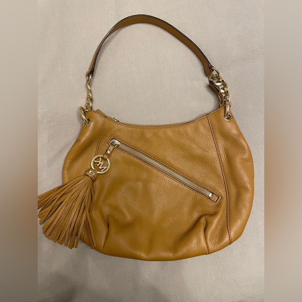 EUC Michael Kors Charm Tassel Gold Link Chain Large Leather Shoulder Tote